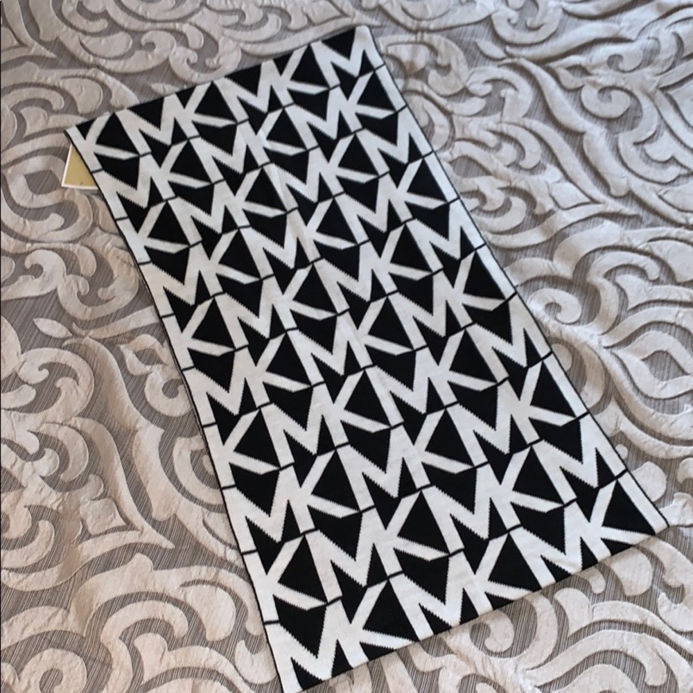 NWT MICHAEL Michael Kors Infinity Scarf- Size OS